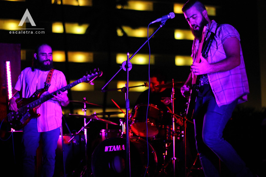 Joker Trio Band chambeando en el puerto
