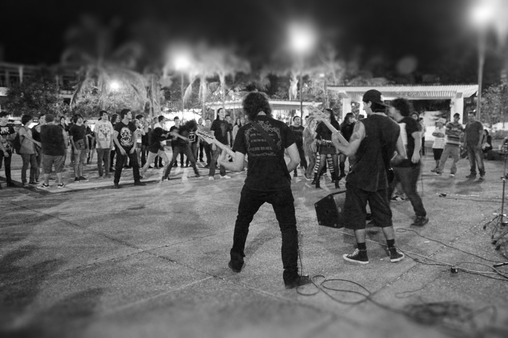 Henry Miller Presenta: Noche Corrosiva